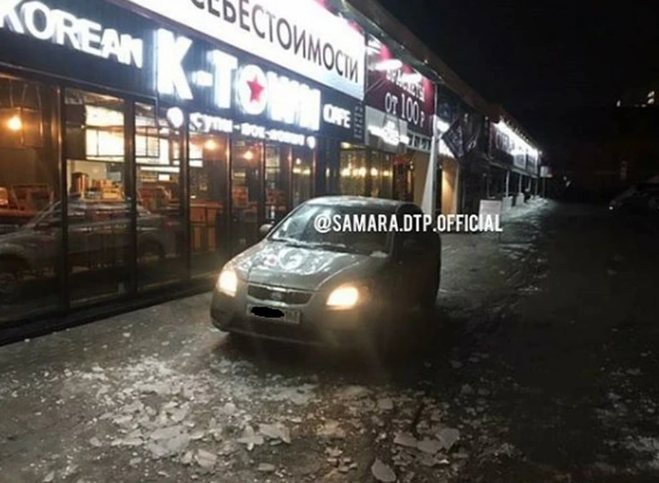 Желание припарковаться поближе к зданию сыграло с водителем злую шутку