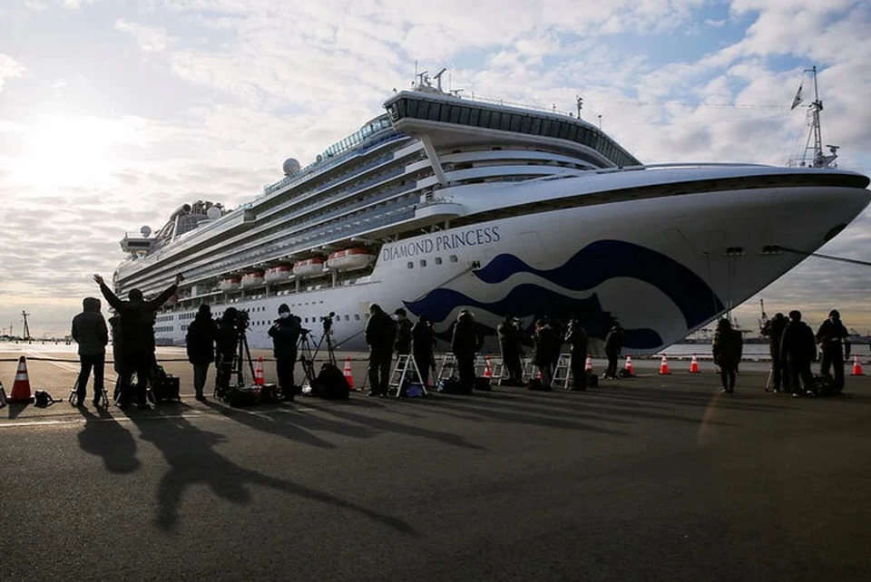 Более 3700 человек находятся на карантине на борту круизного лайнера «Бриллиантовая принцесса», дрейфующего в Японском море