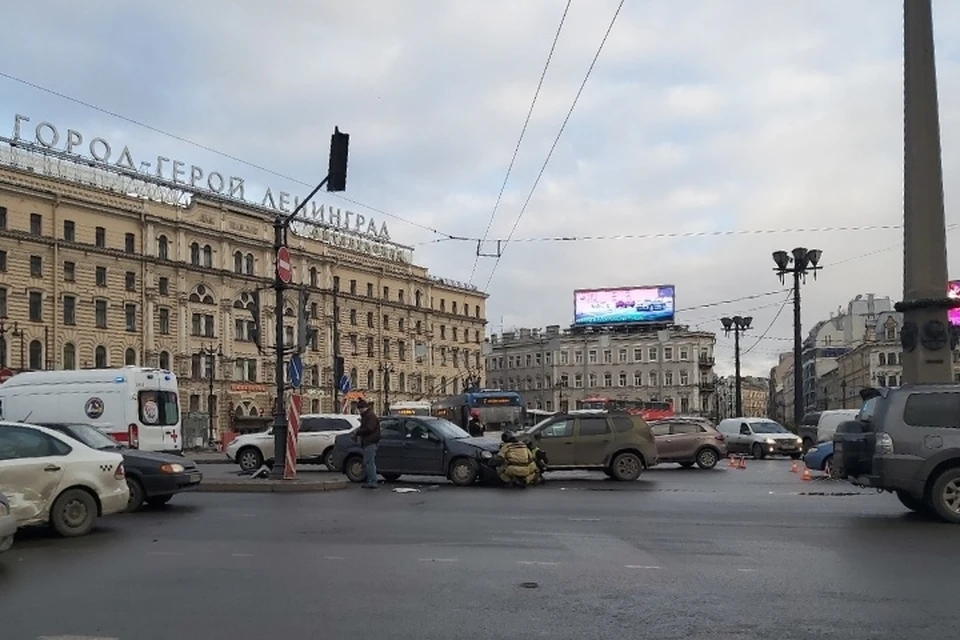 На площади Восстания произошло массовое ДТП. Фото: vk.com/spb_today