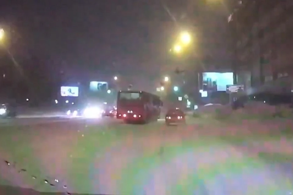 Автобус едва не врезался в автомобиль. Фото: стоп-кадр