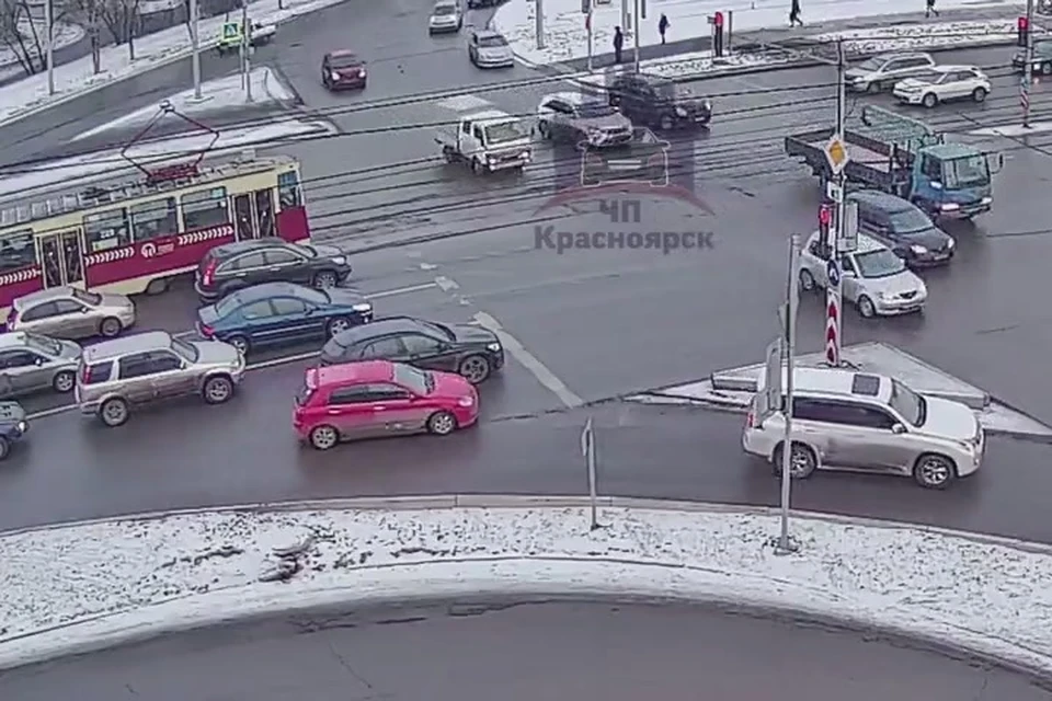 В Красноярске ищут водителя, брызнувшего в лицо беременной женщине из газового баллона. Стоп-кадр видео