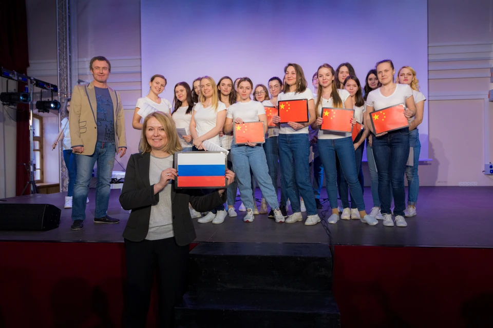 Самарские студенты решили поддержать китайцев песней. Фото: СГИК