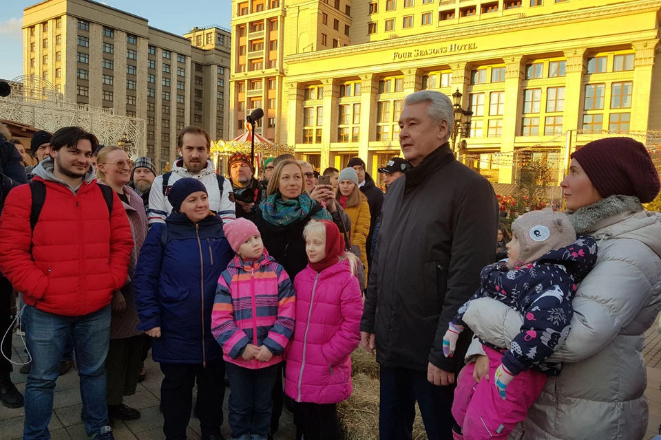 Чем угощают на Манежной площади уже посмотрел мэр города Сергей Собянин.