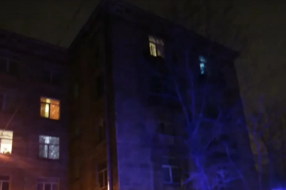 В Петербурге эвакуировали 80-летнюю пенсионерку из горящей квартиры на улице Седова. Фото: vk.com/spb_today