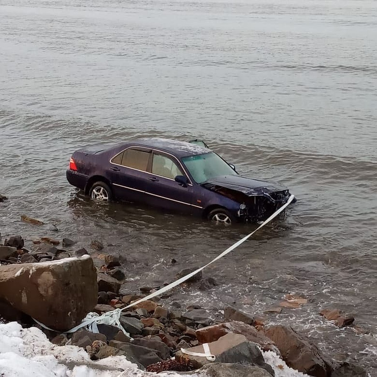 Ну хоть пришвартовали»: в Приморье заметили автомобиль припаркованный в  море - KP.RU