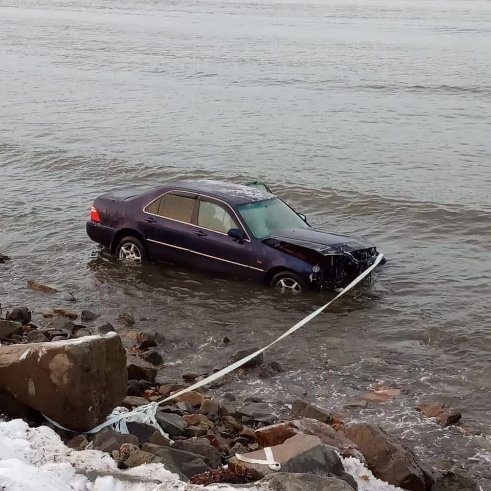 Ну хоть пришвартовали»: в Приморье заметили автомобиль припаркованный в море  - KP.RU