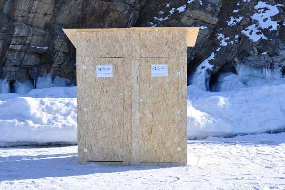 Вблизи туристических маршрутов на льду Байкала установили 12 туалетов. Фото: пресс-служба ФГУП "Заповедное Прибайкалье"