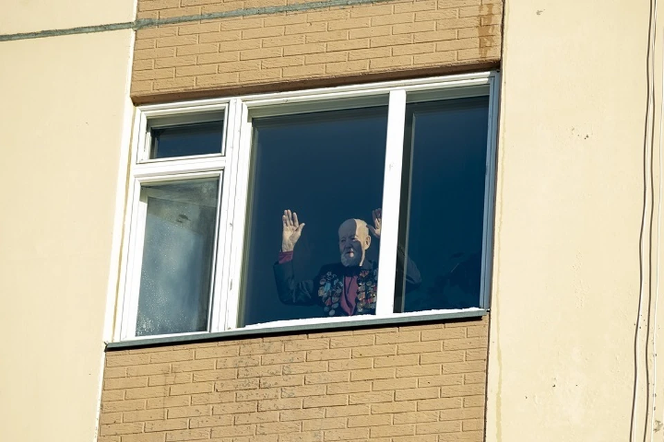 В Салехарде под окнами ветерана в День защитника Отечества устроили флешмоб Фото: Администрация Салехарда