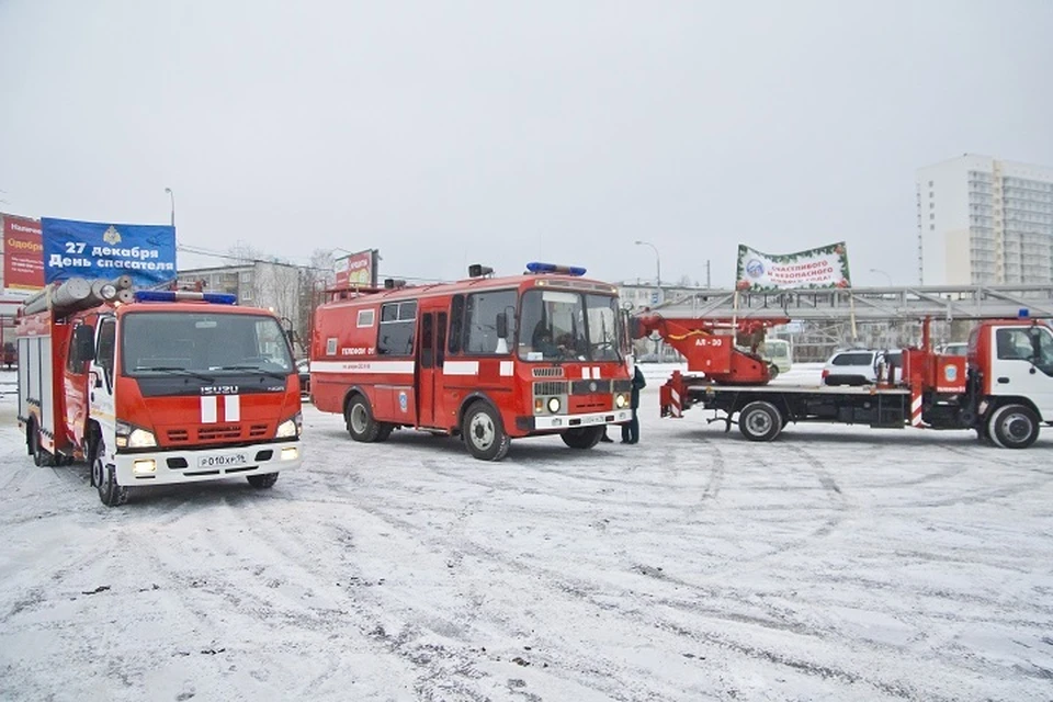 На место стянуты множество пожарных экипажей