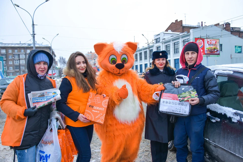 «Комсомолка», ГИБДД, «Галамарт» и FIT SERVICE поздравили водителей.