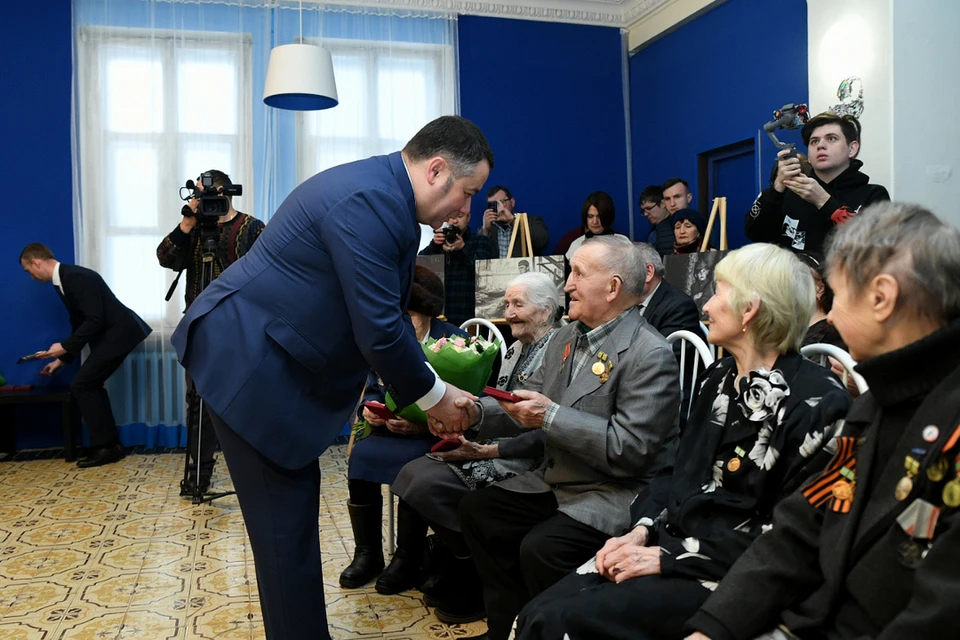 Первыми юбилейные медали Игорь Руденя вручил ветеранам из Кимр во время своего визита в город. Фото: ПТО