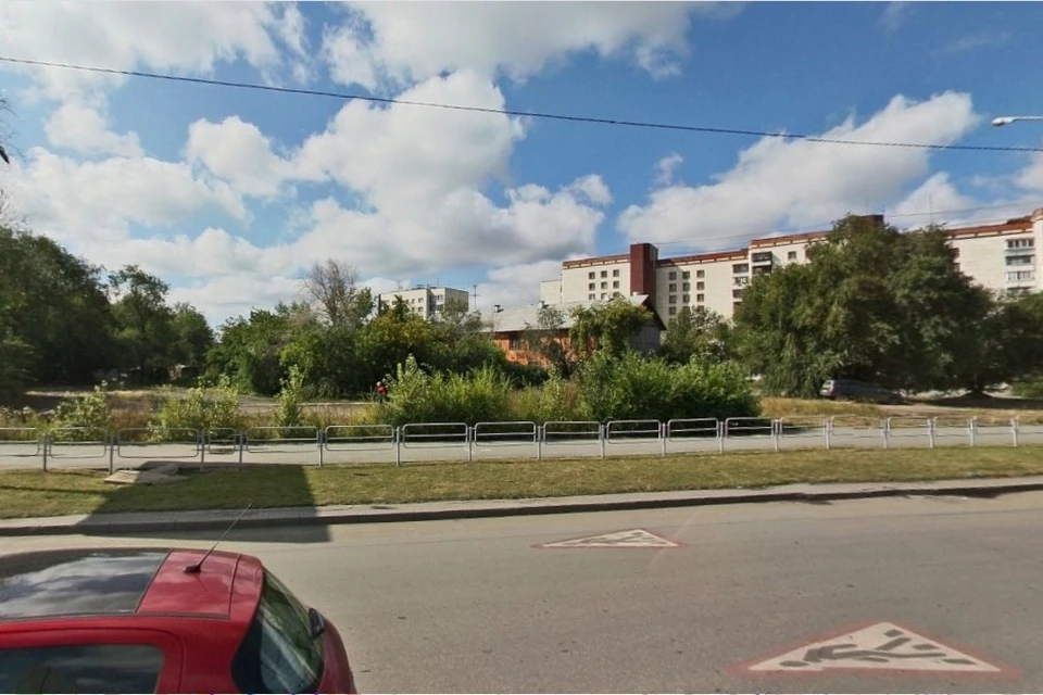 После сноса аварийных бараков, участок использовали как парковку. Фото: Яндекс.Карты
