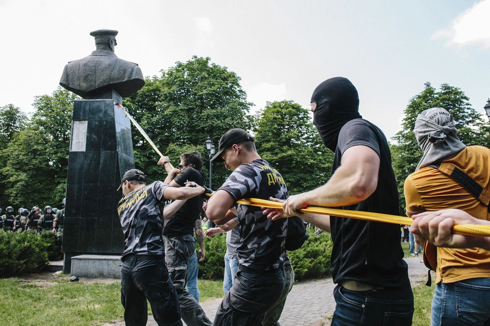 В июне 2019 года украинские националисты снесли памятник Георгию Жукову, стоявший на этом проспекте, а спустя месяц бюст восстановили по решению властей. Фото: EPA/ТАСС
