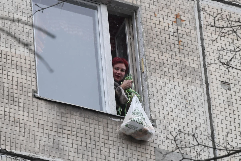 Передача продуктов Дарье Асламовой через окно.