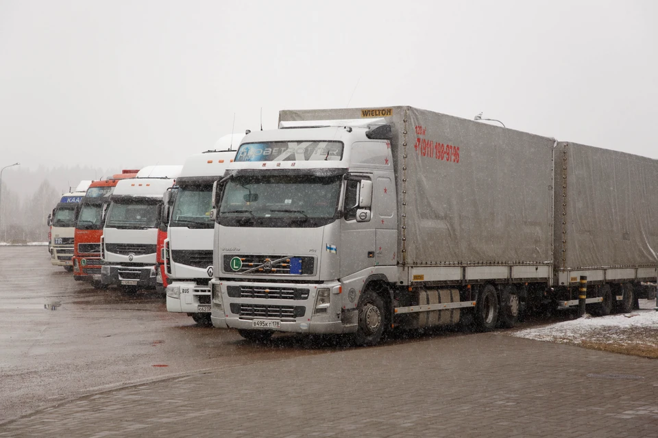 В апреле из-за просушки для большегрузов ограничат движение по трассам Ленобласти.