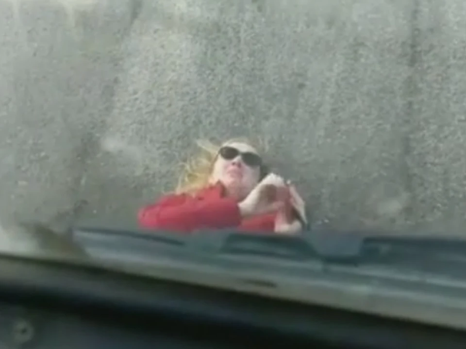 Жительница Владивостока легла под колеса грузовика. Скрин из видео dps_vl