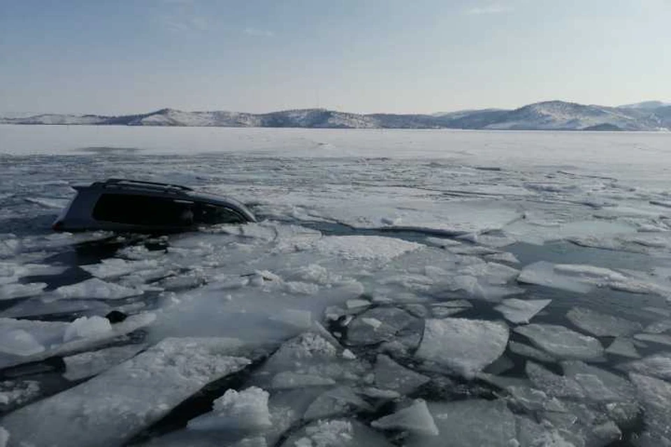 Автомобиль с водителем и пассажирами провалился под лед на Байкале