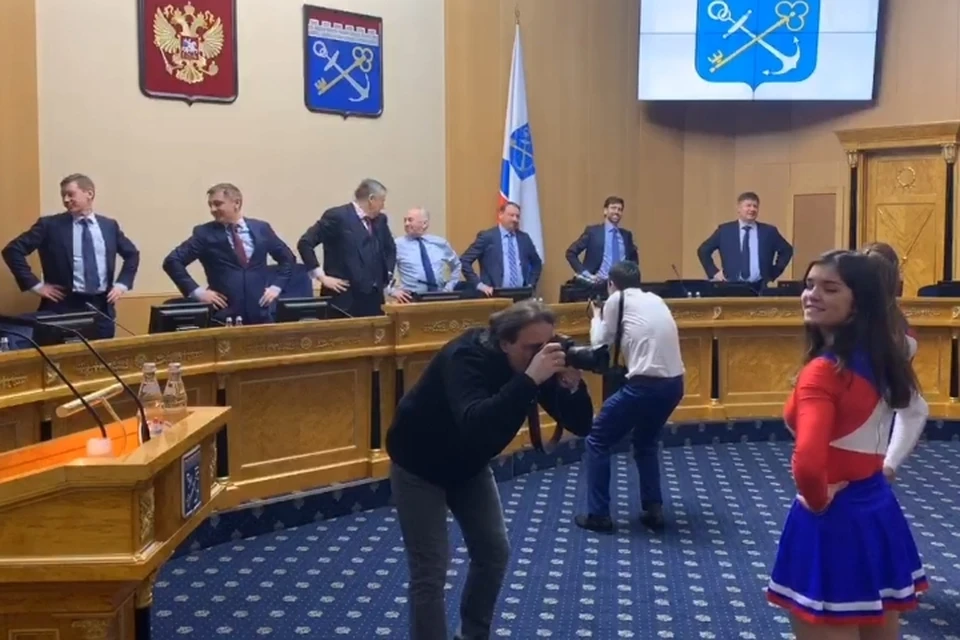 Физкультминутку с чирлидершами провели чиновники на заседании правительства Ленобласти. Фото: vk.com/pravitelstvo_lenobl