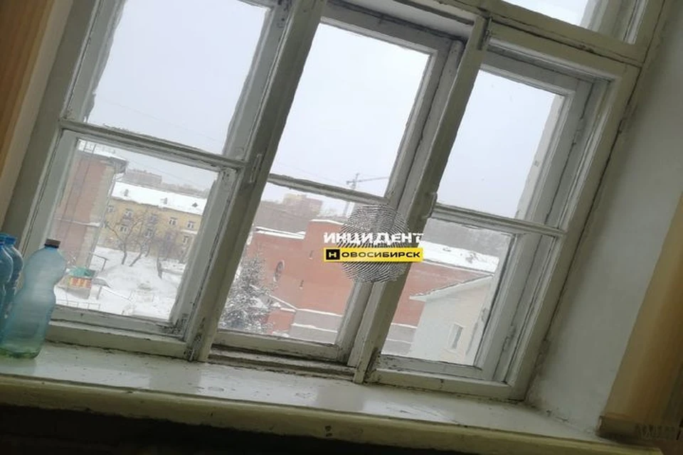 В школе на ученика упала оконная рама.
