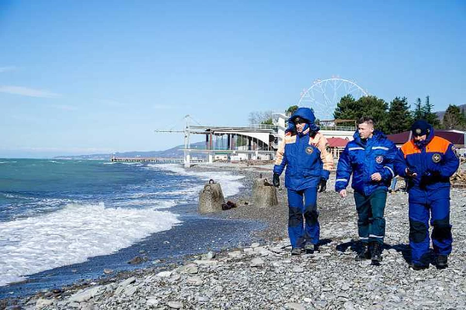 Спасатели на побережье Сочи. Фото пресс-службы администрации Сочи