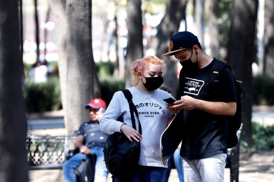 Жители Мехико в масках