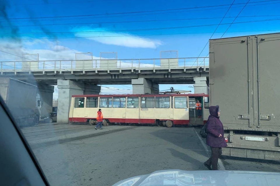Вагон перекрыл проезд под мостом. Фото: читатель КП-Челябинск
