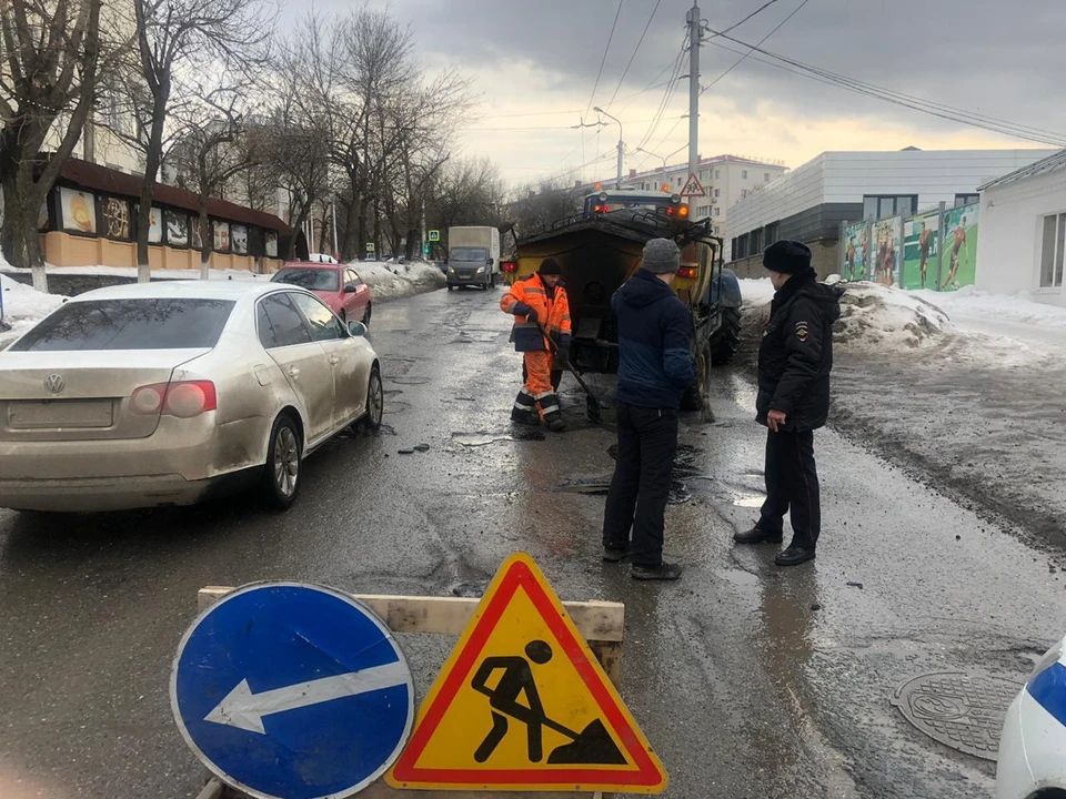 Тяжелая ситуация наблюдается на бульваре Ибрагимова, улицах 8 марта, Комсомольской, Комарова, Кемеровской, на которых давно не проводился ремонт.