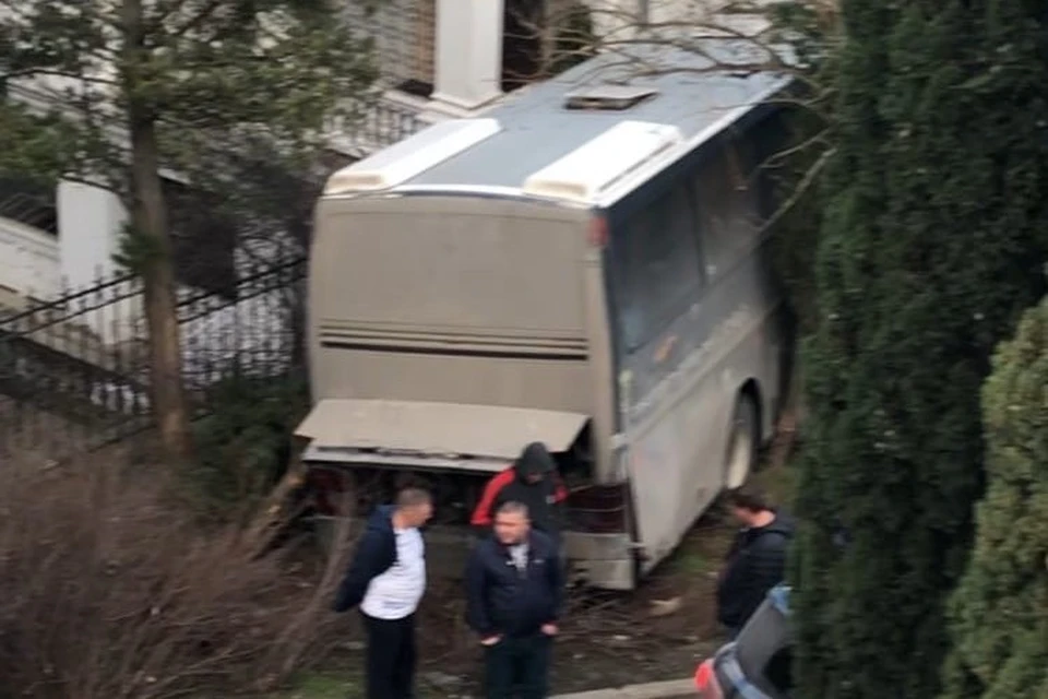 Автобус съехал с дороги. Фото: Лёша Калина/ПОДСЛУШАНО ЯЛТА/VK