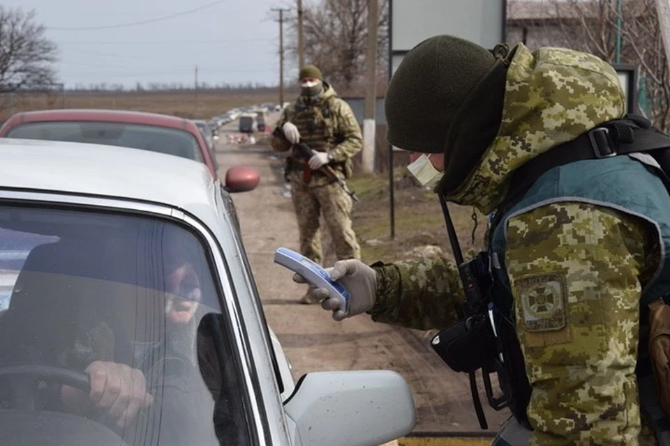 На украинских КПП в Донбассе пограничники только для прессы изображают проверку температуры у дончан. Фото: ГПСУ