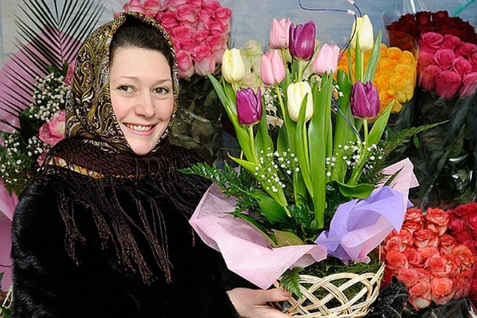Самым популярным подарком на 8 марта названы цветы