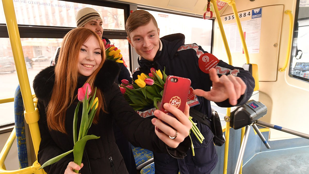 Бесплатный проезд для женщин Москвы и Подмосковья 8 марта: вход в метро -  через специальный турникет, на электричку - по льготному билету из кассы -  KP.RU