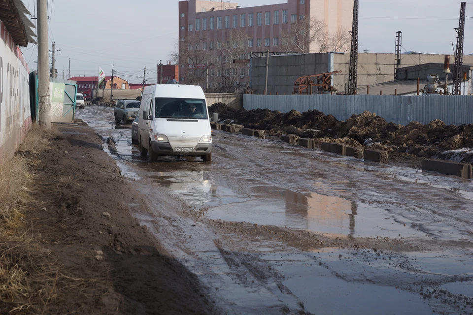 Автомобили просто тонут в ямах