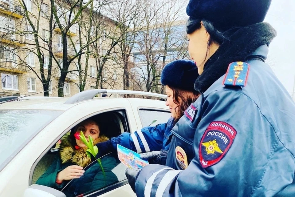 В Петербурге поздравили женщин-водителей с грядущим 8 марта. Фото: vk.com/ugibdd178