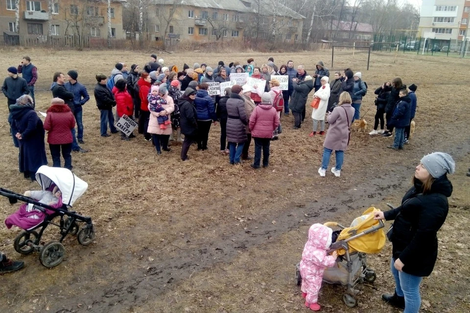 Противник строительства крытого катка на месте "зеленой" зоны провели массовый пикет. Фото: группа ВКонтакте "Сохраним сквер на улице Шевченко"