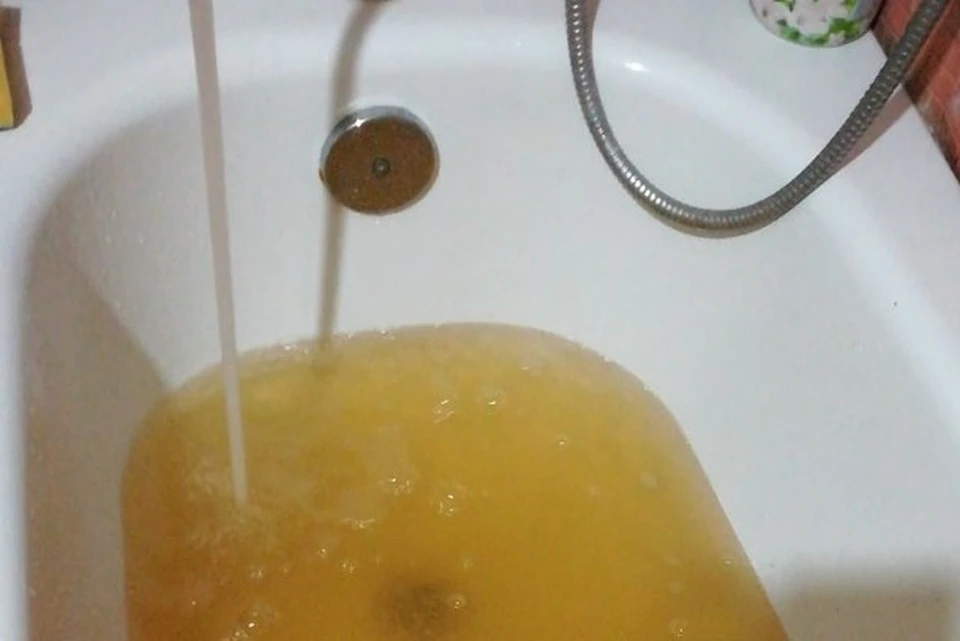 Желто коричневая вода. Желтая вода из крана. Плохая вода из крана. Желтая вода в кране. Желтые воды.
