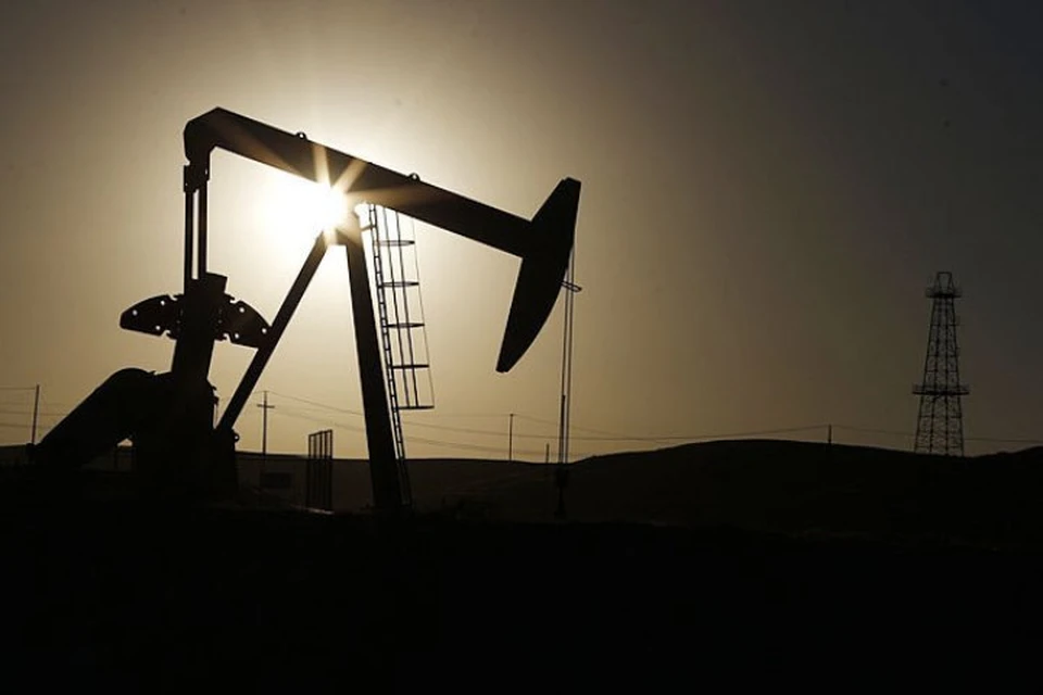 Мировые цены на нефть снизились почти на треть