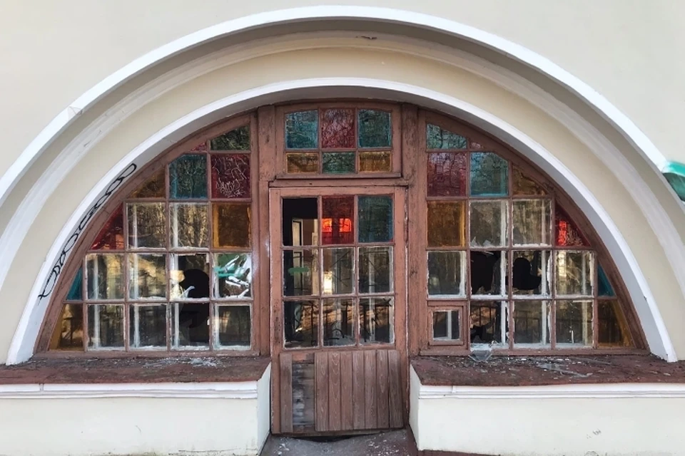 В Сестрорецке разбили окна дома-памятника. Фото: vk.com/zavod1721