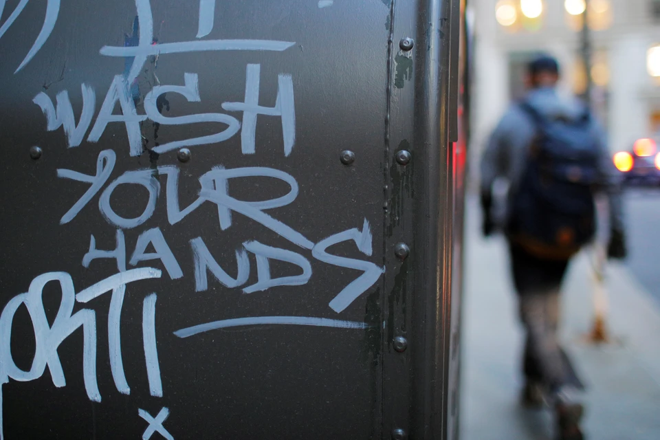 Надпись "Мойте руки!" на одной из улиц Бостона.