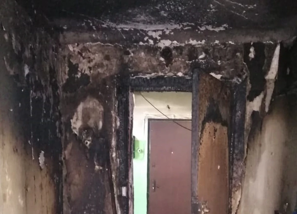 В Смоленской области пожарные спасли женщину из горящей квартиры. Фото: ГУ МЧС России по Смоленской области.