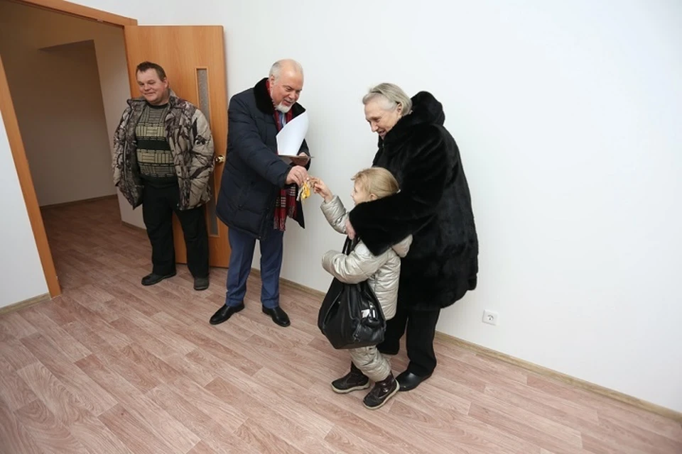 Мэр Сургута вручил ключи двум новосельцам. Фото со страницы Вадима Шувалова в социальной сети "Вконтакте".