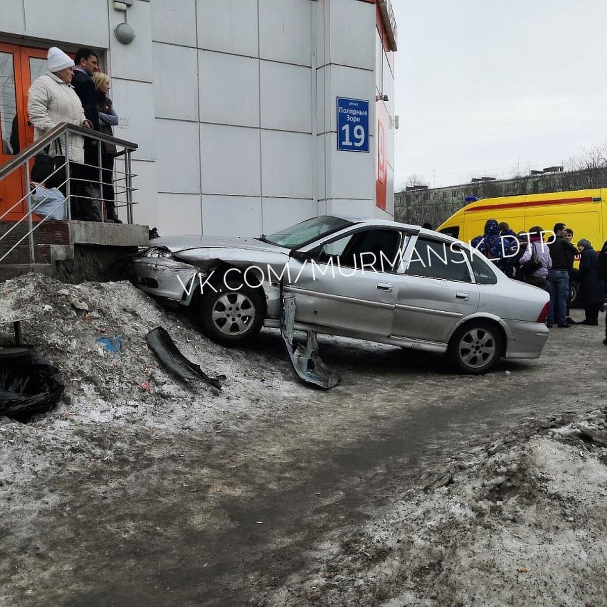 Выбил страйк: В Мурманске иномарка вылетела на тротуар - KP.RU