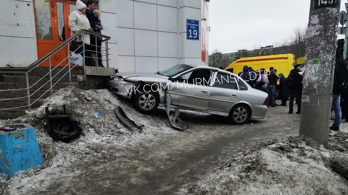 Выбил страйк: В Мурманске иномарка вылетела на тротуар - KP.RU