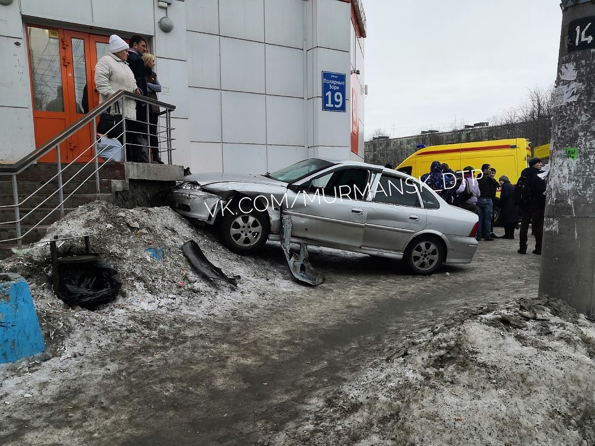 Выбил страйк: В Мурманске иномарка вылетела на тротуар - KP.RU