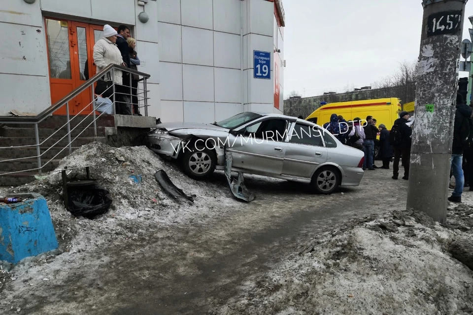 Иномарку остановило крыльцо магазина. Фото: Мурманск ДТП ЧП