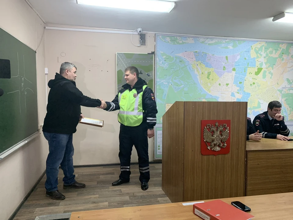 Момент вручения благодарности от "Лизы Алерт" старшему лейтенанту полиции Виталию Лазареву засняли в городской ГИБДД
