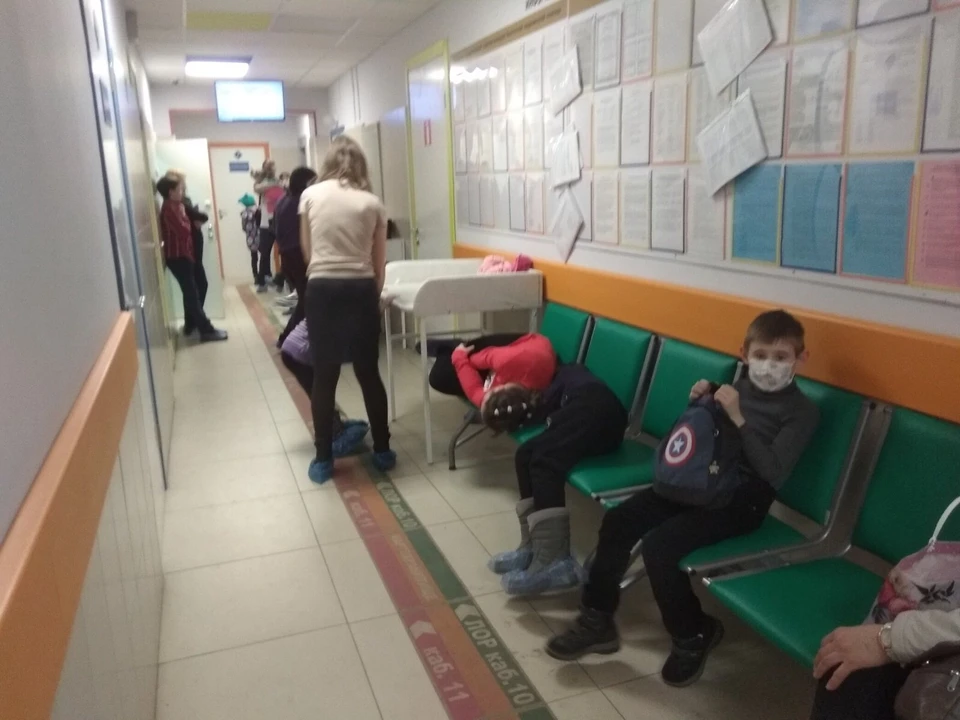 Дети лежали на сиденьях в ожидании приема врача