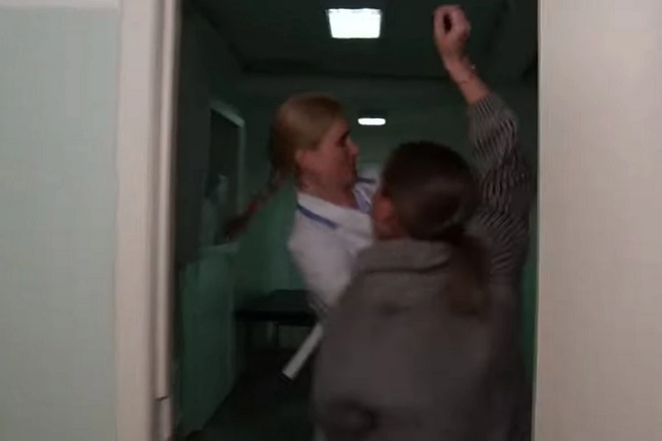 Врачу перегородили выход, хватали ее за руки. Фото: кадр из программы "Мужское/женское"