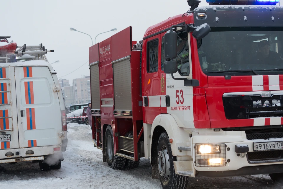 Два каршеринга полностью сгорели на парковке гипермаркета в Невском районе