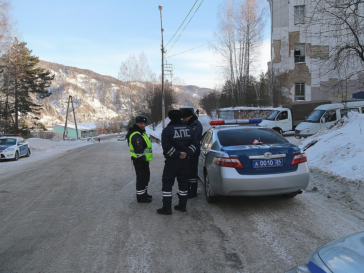 «Закрылся в машине, пришлось разбивать стекло»: в Красноярском крае  задержали водителя, которого трижды лишали прав за пьяную езду - KP.RU