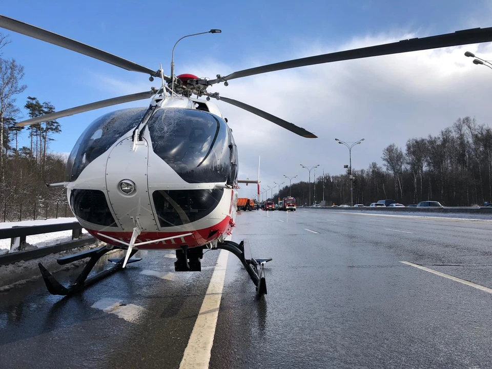 Одного из пострадавших доставили в больницу на вертолете санавиации. Фото: ГОЧСиПБ.